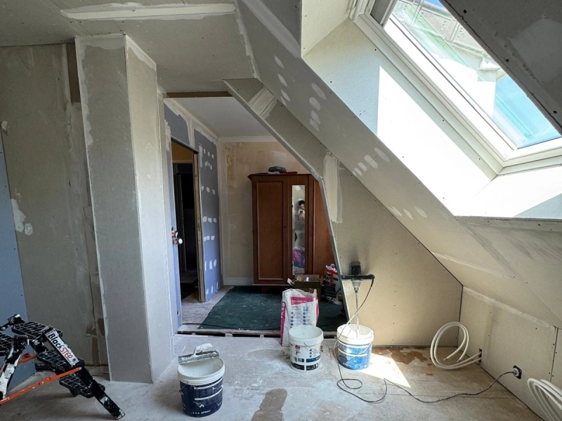 Plâtrerie des combles d'une maison à Caen