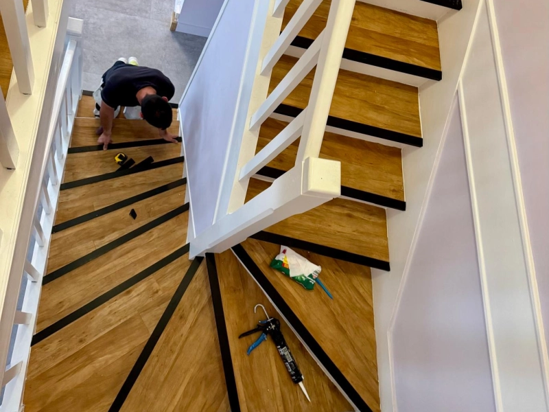 Revêtement d'un escalier avec du parquet stratifié à Caen