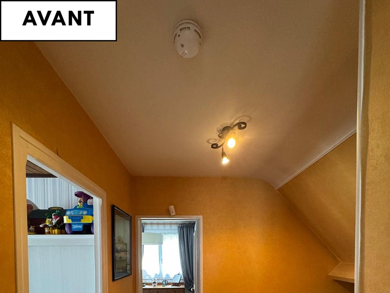 Couloir de maison avec peinture jaune à Caen