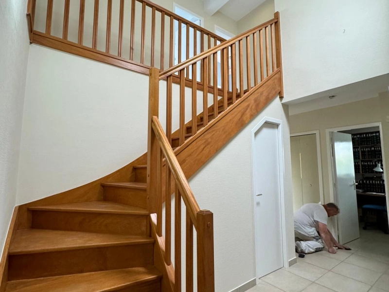 Escalier en bois massif avec murs repeints
