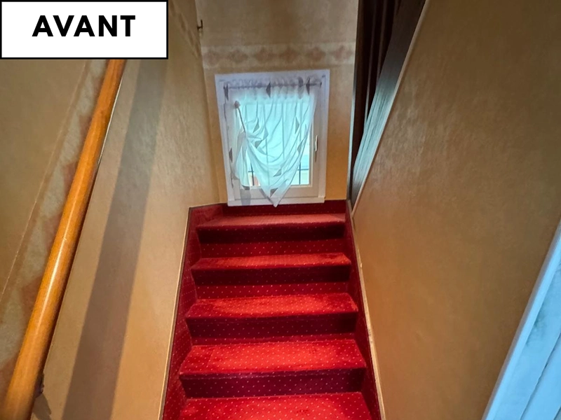 Revêtement moquette rouge ancienne d'un escalier à Caen